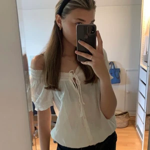 vit topp - underbar topp, perfekt till sommaren. Sparsamt använd, därmed i bra skick. 💓💓 