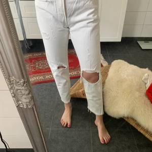 Levis  - Levis jeans knappt använda str 30 och längd gissar jag på 29-30. Köpta i usa och använda ca 2-3ggr. Ganska stretchiga. 150+66kr