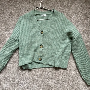 Stickad kofta  - Somrig stickad kofta! Skulle säga att den är s/m 