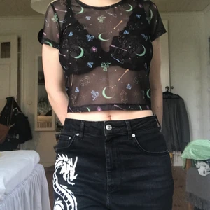 Svart meshtopp med mönster storlek 38 - Svart meshtopp från ASOS i storlek 38 i fint skick!