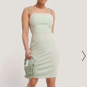 Spaghettistrap klänning  - Klänning från nakd med självknytbara snören som axelband🥰 Använd en gång. Dragkedja vid sidan och knytning nertill för önskad längd!