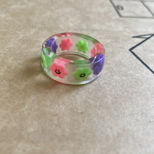 genomskinlig blom ring - Köpt för typ 1-2 år sen, knappt använd då den ej är min stil och för liten   *TRYCK INTE PÅ ”Buy” KNAPPEN* Har ingen bankid kopplad så kan ej få din betalning! 