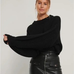 Stickad tröja nakd  - Stickad svart tjocktröja från nakd! 