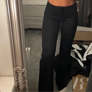 Kostymbyxor  - Lågmidjade kostymbyxor från pull and bear. Lite noppriga (lånade bilder)