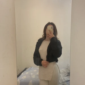 jacka - en svart javka köpt för 400 kr men säljer för 200 på grund av att den inte används.