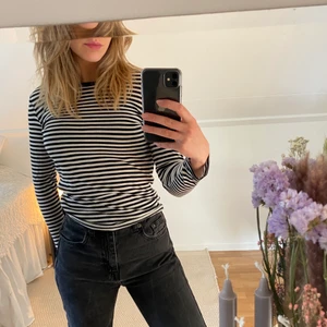 Randig tröja  - Säljer trendig långärmad tröja med ränder! Sparsamt använd i fint skick. Stretchiga och skönt material. Storlek XS/S. Skriv vid frågor ❤️‍🔥