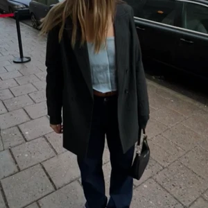 Kavaj  - Skitsnygg randig kavaj, syns inte riktigt men kan skicka bilder närmare ifall någon är intresserad! Säljer pga att jag inte använder:)