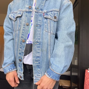 Vintage Levis’s jacka - Strl S, oversize modell på jackan. Superfint skick! Säljes då den inte används något :)