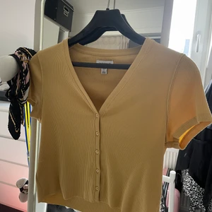 Topp med knappar - Söt gul topp, använd fåtal tillfällen.