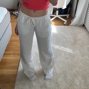 Lågmidjade linnebyxor  - Säljer dessa lågmidjade linnebyxor eftersom jag har två stycken. Dom är helt nya och aldrig använda utan bara testade.