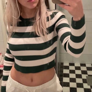 Tröja ifrån Zara - Säljer denna fina trendiga tröja ifrån Zara!! Knappt använd så superbra skick, som ny. 