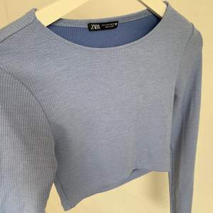 blå croppad långärmad tröja från zara som inte kommer till användning💕 storlek S, säljs för 100kr+frakt 