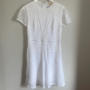 Vit klänning, Michael Kors - Perfekt studentklänning som jag aldrig fick möjlighet att använda! Klänningen är oanvänd, i nyskick och har fin passform. Sitter tight upptill på mig (strl 36) med en något utsvängd kjol. Slutar mitt på låret på mig (175 cm). Nypris: 2999kr