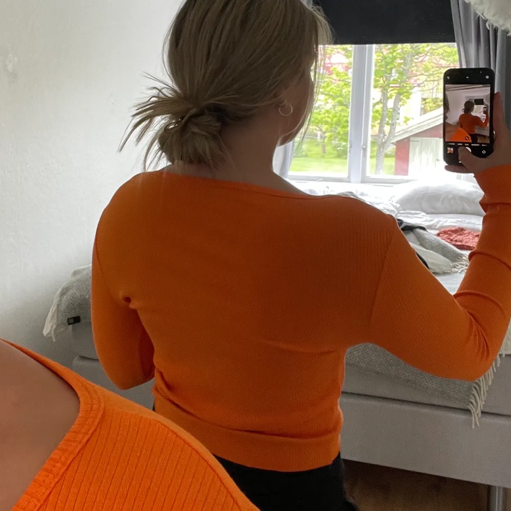 Snygg orange långärmad tröja ifrån Gina Tricot 🤤 perfekt till neontemat eller till festen i sommar!! Köparen står för frakt.. Toppar.