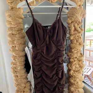 Brun klänning - Brun klänning från hm som använts en gång, superfin med inte riktigt min stil. Köparen står för frakt 27kr eller 51kr med sparvar frakt