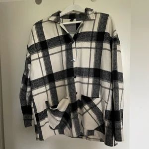 Shacket  - Rutig shacket från shein. Supersnygg knappt använd, säljer då jag har så mycket jackor. Storlek M, passar som en M. 