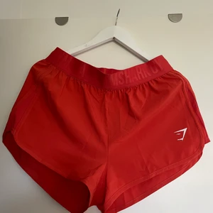 Gymshark shorts - Gymshark shorts i storlek M. Röda. Säljes då de ej kommer till användning, använda 1 gång. 