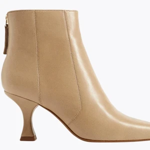 Korta stövlar/boots - Jätte fina, använda väl men har inga defekter. Kom privat för fler bilder! Dem är beiga