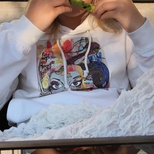 Hoodie - Riktigt snygg hoodie från the cool elephant, säljer pga jag ej använder längre. Är i storlek S med en ganska figursydd modell. Köpt för 599kr