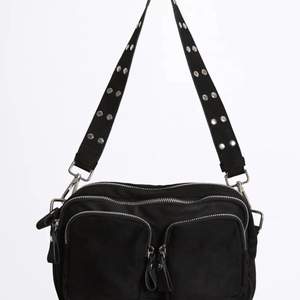 En svart väska från Gina tricot, kommer inte till användning längre. De finns ett till band till väskan som är längre. 