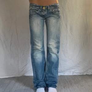 Lågmidjade jeans från replay. W26 L32 (två första bilderna är lånade) 