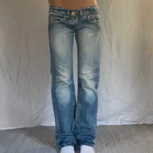 Lågmidjade replay jeans - Lågmidjade jeans från replay. W26 L32 (två första bilderna är lånade) 