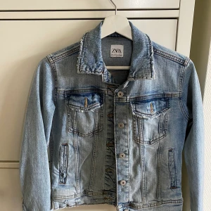 Zara jeans jacka  - Säljer min favorit jeans jacka från zara för att jag växt ut den. Super skön och snygg i storlek 34/XS