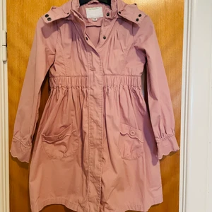 Kappa  - En fin gammalrosa kappa med luva. Kan ta bort luva 