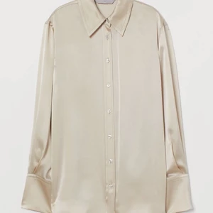 Skjorta HM - Helt oanvänd skjorta!! Den är i silke/siden så otroligt skönt material och perfekt till sommaren!! Stl M men passar S också. Inköpt för 300kr Köpare står för frakt⚡️⚡️⚡️