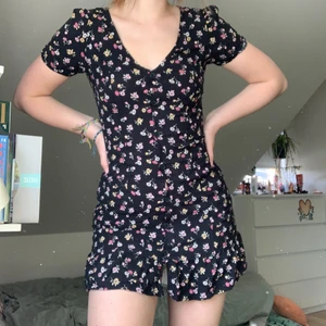 sommarklänning - dainty blommig sommarklänning med knappar från H&M! storlek 34💗 använd 2-3 gånger!