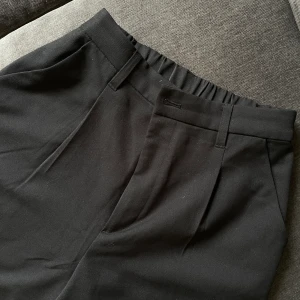 Kostymbyxor H&M - Byxor från H&M. Endast använd en gång. Finns i Lund. Kan skickas men köparen står för frakten 🧚🏻 storlek 38! 