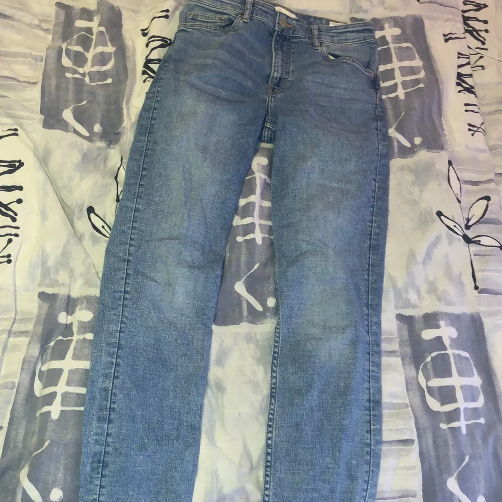 Ett par knappt använda jeans, Max använda 3 gånger. De är från hm och är i storlek 38. Hör av för mer bilder elr information. . Jeans & Byxor.