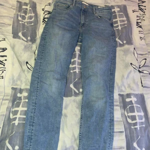 Blå jeans  - Ett par knappt använda jeans, Max använda 3 gånger. De är från hm och är i storlek 38. Hör av för mer bilder elr information. 