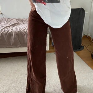 Manchester byxor - Helt nya mörkbruna Manchester byxor från bershka! Supersköna o snygga!! Oanvända med prislapp kvar☺️❤️ pris går såklart att diskutera!