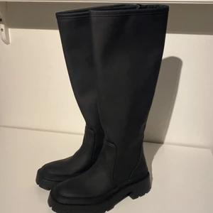 Svarta boots zara  - Svarta snygga boots från zara. Aldrig använda utomhus endast testade inomhus! Storlek 36  