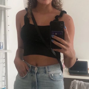 Svart topp🖤 - Söt sommar topp med volanger från Shein! Är i storlek S men passar även M. Använd några gånger, inga defekter💕