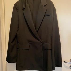 Oversized kavaj - Snygg, svart, oversized kavaj! Mycket fint skick, endast använd en gång! 