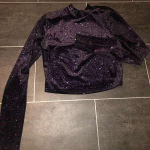 Crop topp med öppen rygg - Jätte fin glittrig tröja med öppen rygg, använd en gång förra året på nyår storlek M