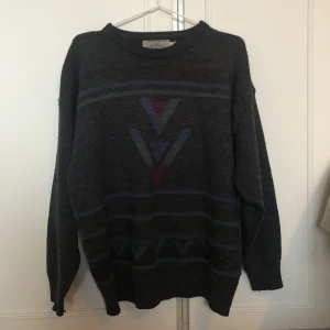 Mörkgrå stickad  - Jättefin men har tröttnat på den🙃 sitter som en M