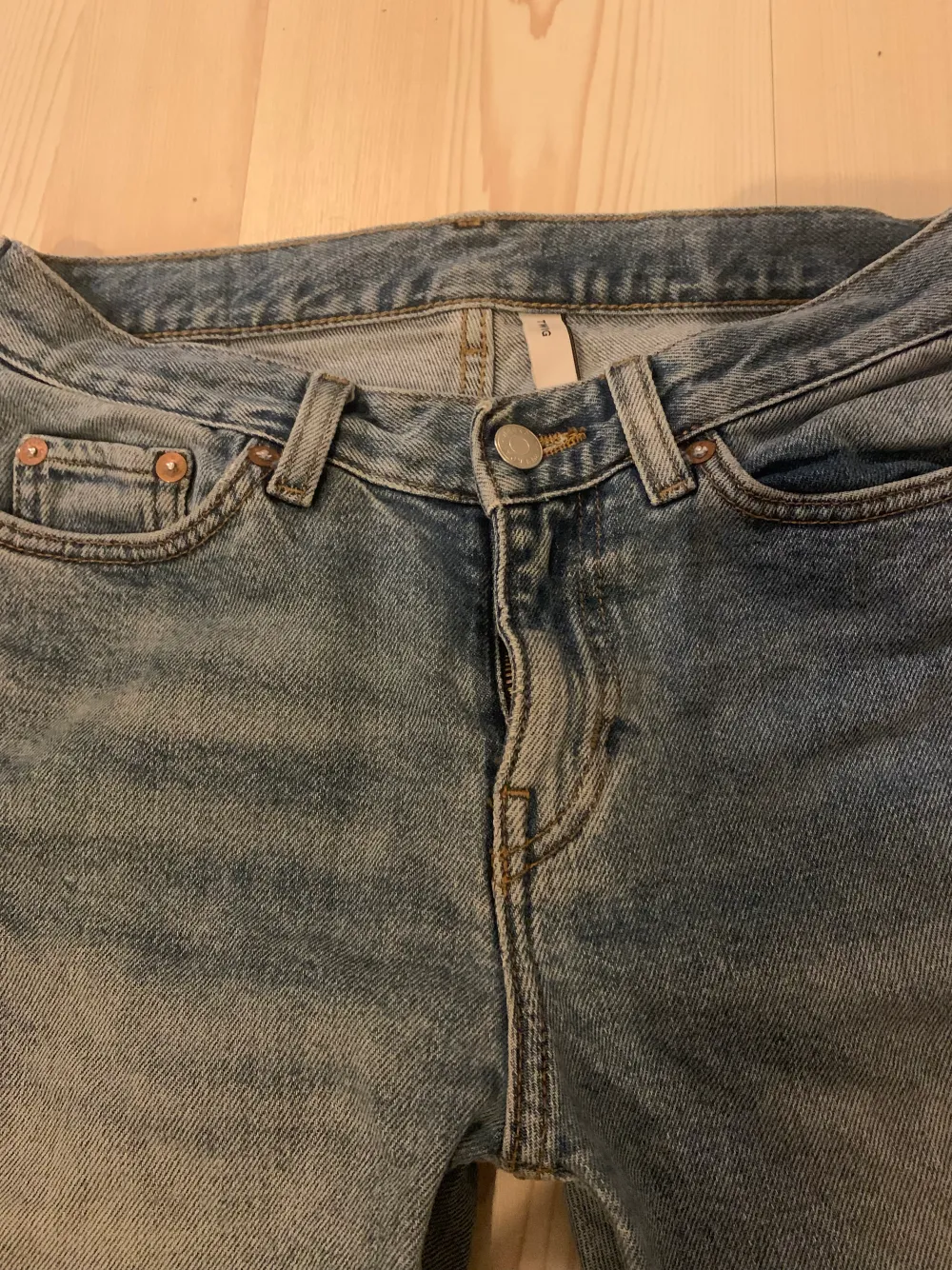 Hej! Säljer dessa midwaist jeansen från weekday pågrund av att dom inte längre passar. Bra kvalitet men om ni har några andra frågor kan ni kontakta mig!. Jeans & Byxor.