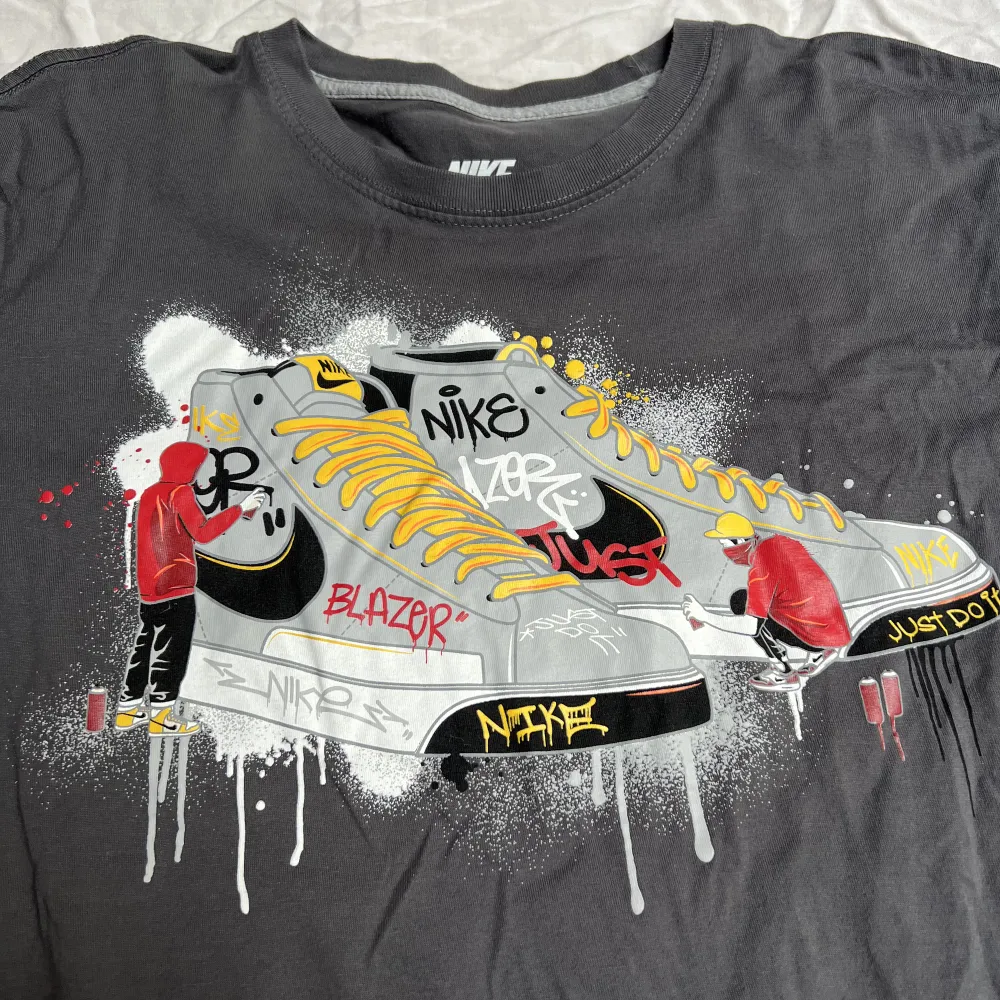 Nike t shirt med tryck på bröstet, köpte från en vintage butik men knappt använt den själv.. T-shirts.