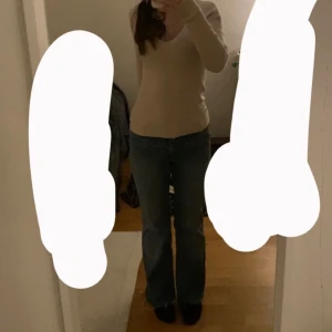 Jeans - Jätte jätte fina lågmidjade jeans, blåa och inga hål eller något, säljer pga har ett par liknande, de passar på någon mellan längden 155-160