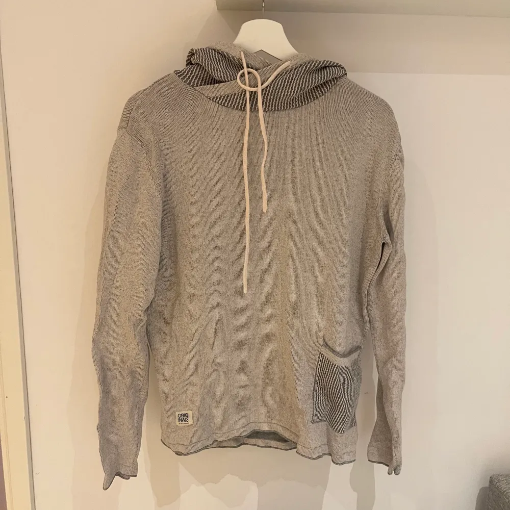 Jack & Jones Hoodie som jag har tröttnat på men säljer vidare till billigare pris. Färgen är grå och storleken är M. Nypris: 900kr.. Hoodies.