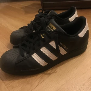 Adidas superstar  - Adidas superstar black and white. Bra skick 