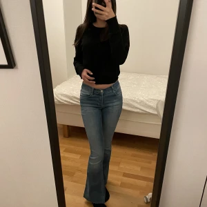 Jeans - Säljer lågmidjade bootcut jeans från bubbleroom ❤️stl 34. Har klippt dem längst ner eftersom dem var för långa för mig som är 163, skriv privat för mer bilder