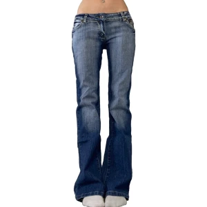 Byxor med detaljer - Så söta broderi detaljer på fickorna! 42cm i midjan ( mätt rakt över ) 84cm innerbenslängd 😇