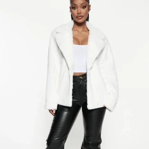 white fur coat - Säljer denna drömmiga (fake) pälsjacka då jag beställde två olika storlekar och bara behåller den som passade mig bäst! Kontakta mig privat för mer bilder på den! 🤍🤍