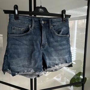 Jeansshorts  - Jeansshorts ifrån H&M i storlek 32 men passar även 34 (Xs)