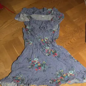 Lindex klänning Storlek: 152