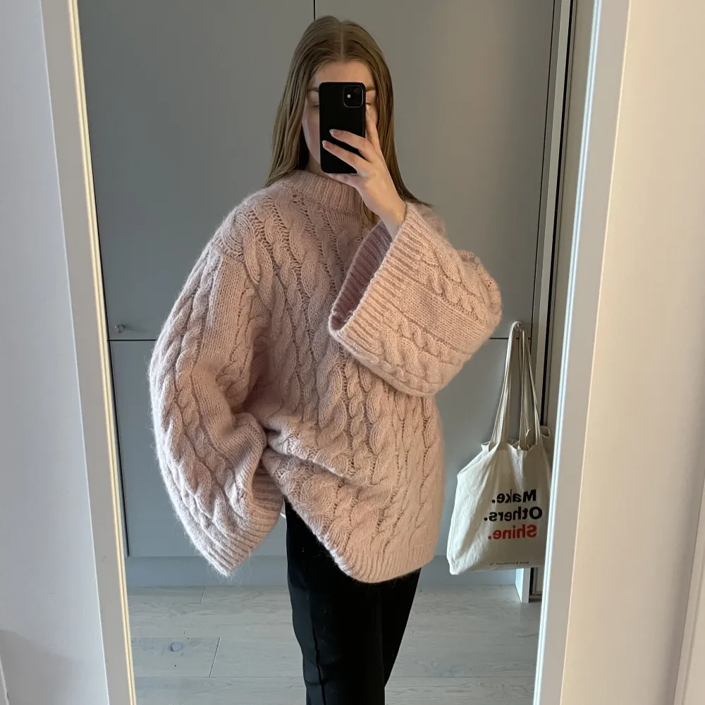 Så himla fin ljusrosa stickad tröja från H&M i deras alpacablend (30% alpaca och 20% ull) i storlek small i väldigt oversized fit som säljs då jag inte tycker jag passar i rosa. Perfekt nu på vintern eller till sena sommarkvällar!. Stickat.